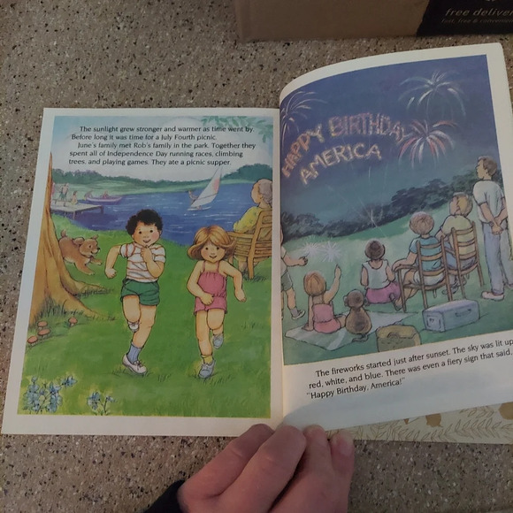 A Little Golden Book The Little Golden Book of Holidays, 1985 vintage kids - Picture 3 of 3